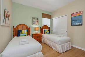 Lovely Decor and Large Pool Area! Less Than 5 Miles to Disney. #4wh633