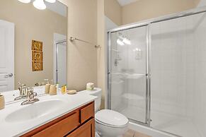 Lovely Decor and Large Pool Area! Less Than 5 Miles to Disney. #4wh633