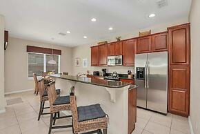 Lovely Decor and Large Pool Area! Less Than 5 Miles to Disney. #4wh633