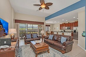 Lovely Decor and Large Pool Area! Less Than 5 Miles to Disney. #4wh633