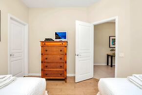 Lovely Decor and Large Pool Area! Less Than 5 Miles to Disney. #4wh633