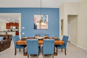 Lovely Decor and Large Pool Area! Less Than 5 Miles to Disney. #4wh633