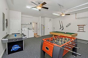 Lovely Decor and Large Pool Area! Less Than 5 Miles to Disney. #4wh633