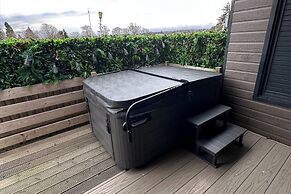 2 Bed Lodge - Sleeps 4 - Pets - Hot Tub - Parking