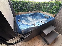 2 Bed Lodge - Sleeps 4 - Pets - Hot Tub - Parking