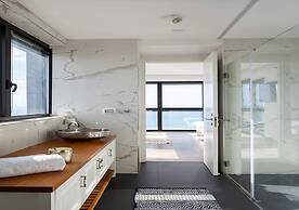 Luxury Penthouse on High Floor with Hot Tub