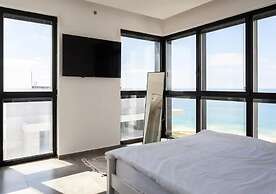 Luxury Penthouse on High Floor with Hot Tub