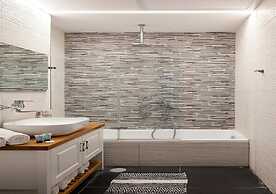 Luxury Penthouse on High Floor with Hot Tub