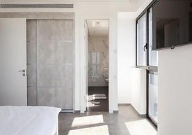 Luxury Penthouse on High Floor with Hot Tub