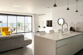 Luxury Penthouse on High Floor with Hot Tub