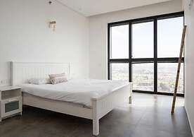 Luxury Penthouse on High Floor with Hot Tub