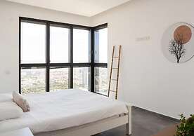 Luxury Penthouse on High Floor with Hot Tub