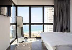 Luxury Penthouse on High Floor with Hot Tub