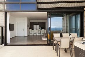 Luxury Penthouse on High Floor with Hot Tub