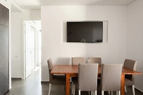 Luxury Penthouse on High Floor with Hot Tub