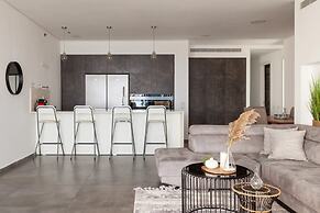 Luxury Penthouse on High Floor with Hot Tub