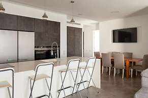 Luxury Penthouse on High Floor with Hot Tub