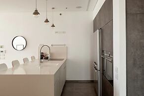 Luxury Penthouse on High Floor with Hot Tub