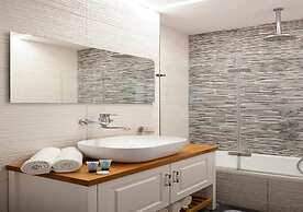 Luxury Penthouse on High Floor with Hot Tub