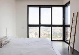 Luxury Penthouse on High Floor with Hot Tub