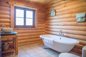 Willow Lodge With Hot Tub, Kingfishers