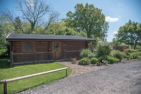Willow Lodge With Hot Tub, Kingfishers