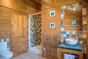 Willow Lodge With Hot Tub, Kingfishers