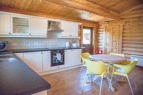 Willow Lodge With Hot Tub, Kingfishers