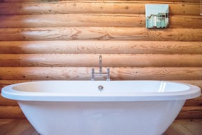 Willow Lodge With Hot Tub, Kingfishers