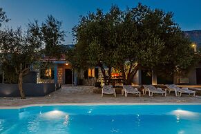 Luxury Private Villa Complex With Pool and Jacuzzi