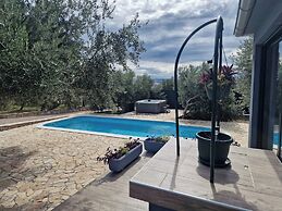 Luxury Private Villa Complex With Pool and Jacuzzi