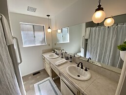 Hollinshead Haven 30 Days Min 3 Bedroom Home by Redawning