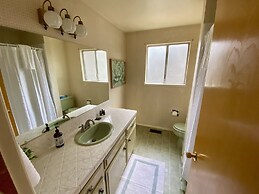 Hollinshead Haven 30 Days Min 3 Bedroom Home by Redawning