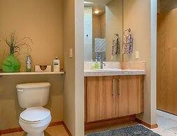 Sophisticated Urban Loft Townhouse With BBQ on the Deck by Redawning