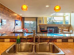 Sophisticated Urban Loft Townhouse With BBQ on the Deck by Redawning