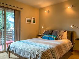 Sophisticated Urban Loft Townhouse With BBQ on the Deck by Redawning