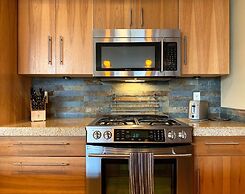 Sophisticated Urban Loft Townhouse With BBQ on the Deck by Redawning