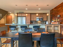 Sophisticated Urban Loft Townhouse With BBQ on the Deck by Redawning