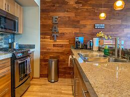 Sophisticated Urban Loft Townhouse With BBQ on the Deck by Redawning