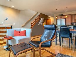 Sophisticated Urban Loft Townhouse With BBQ on the Deck by Redawning