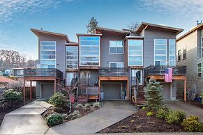 Sophisticated Urban Loft Townhouse With BBQ on the Deck by Redawning