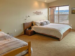 Sophisticated Urban Loft Townhouse With BBQ on the Deck by Redawning