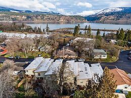 Sophisticated Urban Loft Townhouse With BBQ on the Deck by Redawning