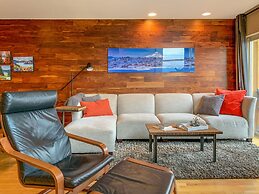 Sophisticated Urban Loft Townhouse With BBQ on the Deck by Redawning