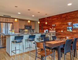 Sophisticated Urban Loft Townhouse With BBQ on the Deck by Redawning