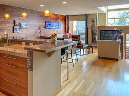 Sophisticated Urban Loft Townhouse With BBQ on the Deck by Redawning