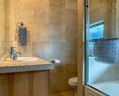 Sophisticated Urban Loft Townhouse With BBQ on the Deck by Redawning