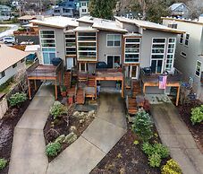 Sophisticated Urban Loft Townhouse With BBQ on the Deck by Redawning