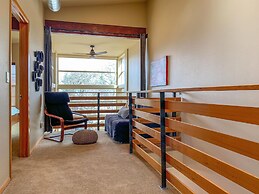 Sophisticated Urban Loft Townhouse With BBQ on the Deck by Redawning