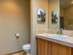 Sophisticated Urban Loft Townhouse With BBQ on the Deck by Redawning